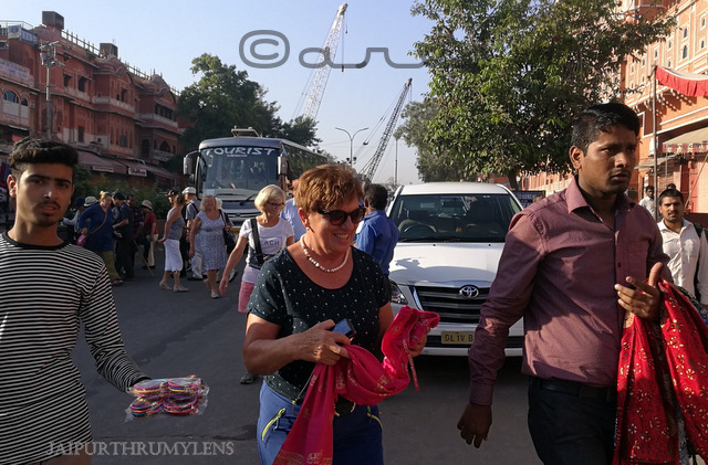 hawa-mahal-jaipur-tourists-places-hawkers-tourism-scams