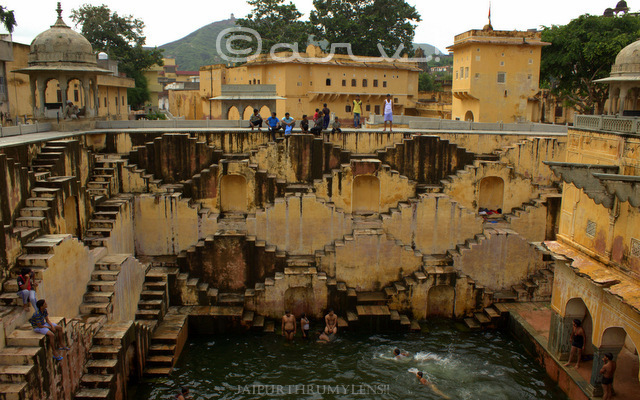 panna-meena-ka-kund-timing-monsoon-boys-jumping-in-stepwell-baori-jaipur-jaipurthrumylens