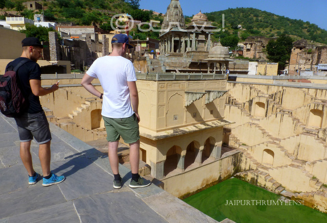 tourists-panna-meena-kund-amer-jaipur