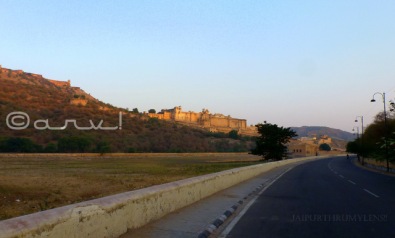 road to amber fort with maota-lake