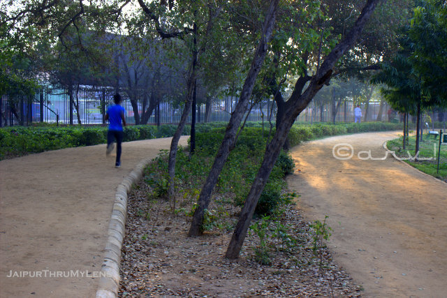 jaipur-central-park-man-jogging-track