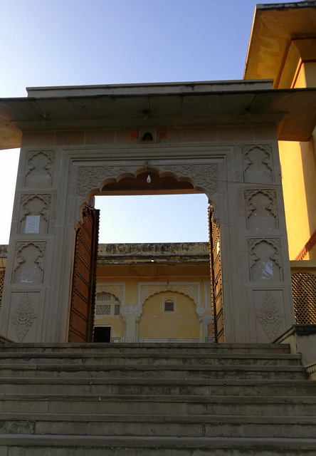 Rajput-entrance-gate-temple-Mughal-influence-kanak-ghati-mandir-purane-govind-dev-ji-thikana