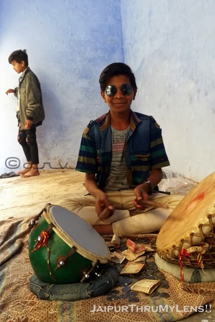 boy-playing-drum-janani-deodi-city-palace-jaipur