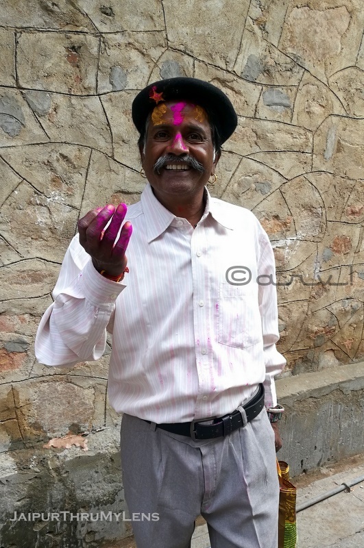man-playing-holi-jaipur-street-photography-india-jaipurthrumylens